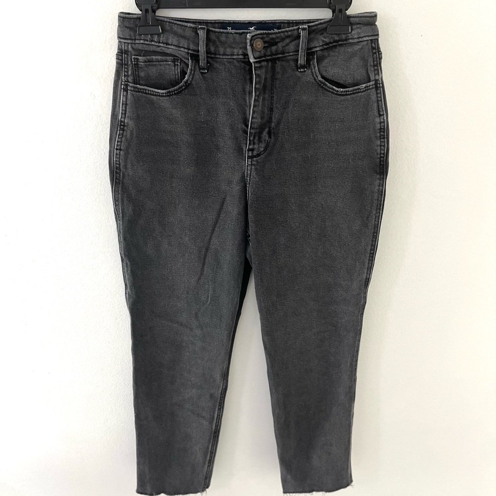 Hollister Ultra High-Rise Mom Jean with Vintage Stretch,
Size: 7S 28Wx25L